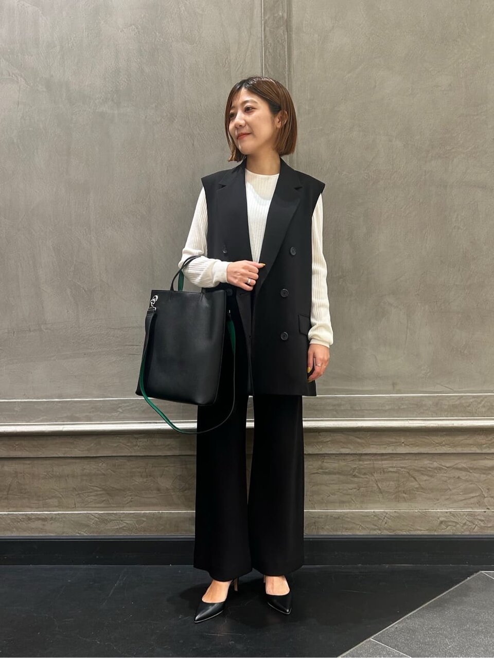 白ニットとベストのコーデ