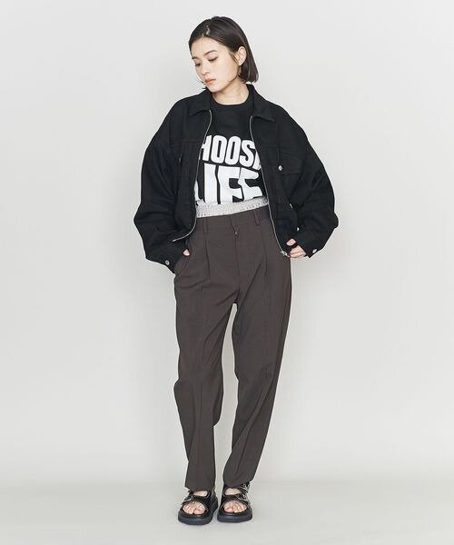 黒いGジャンを着用している女性