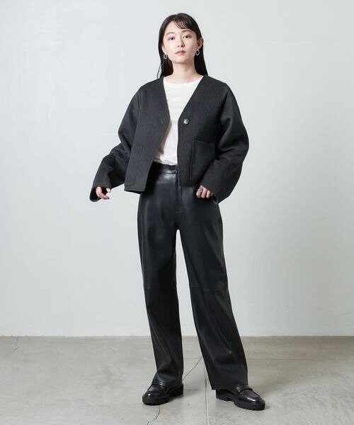 黒のショート丈コートを着た女性