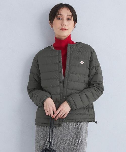 赤のインナーを着た女性