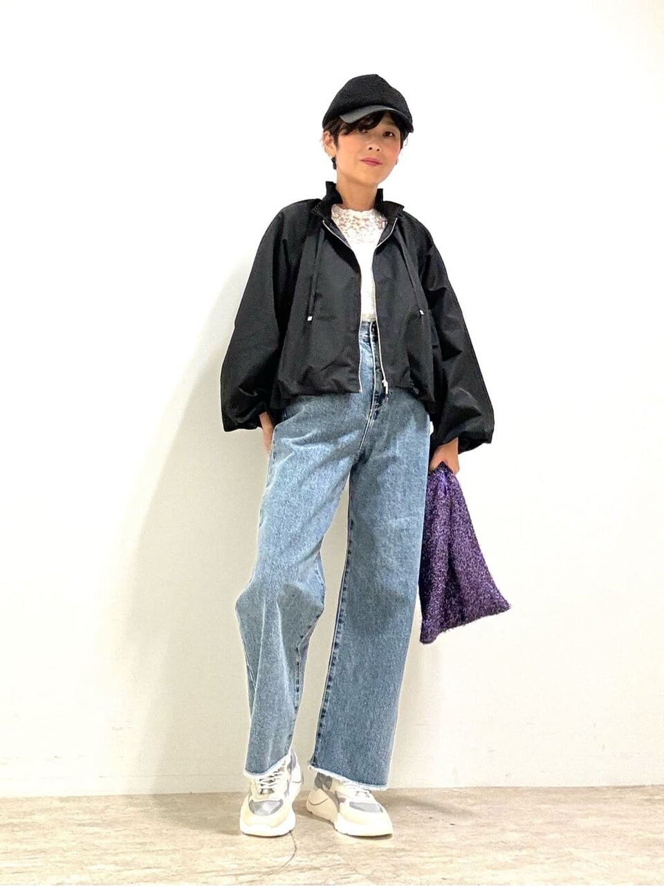 ショート丈ブルゾン×デニムパンツのコーデ