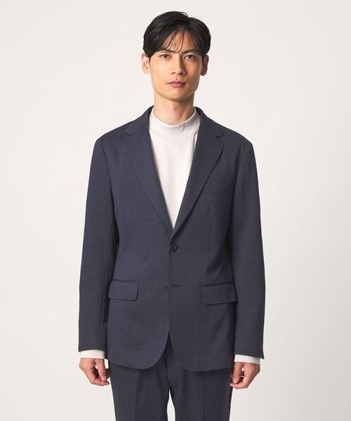 スーツにモックネックニットを合わせた着こなし