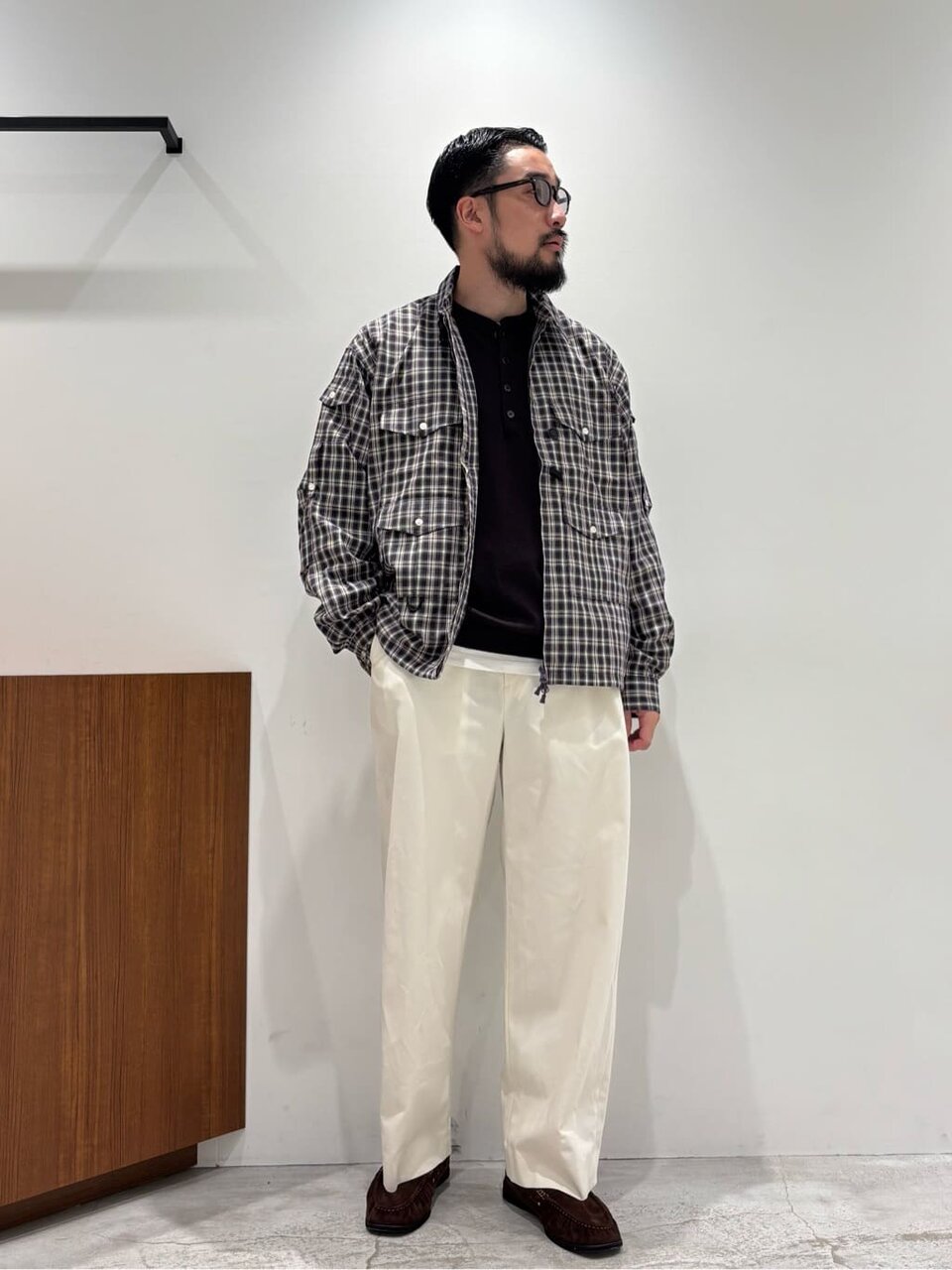 チェック柄のシャツ×カーブパンツのコーデ