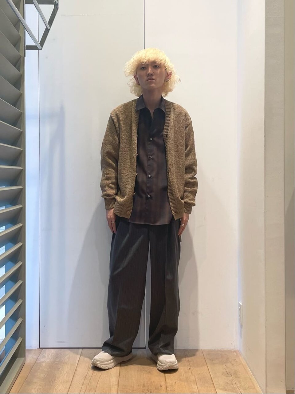 グランジカーディガン×ワイドパンツのコーデ