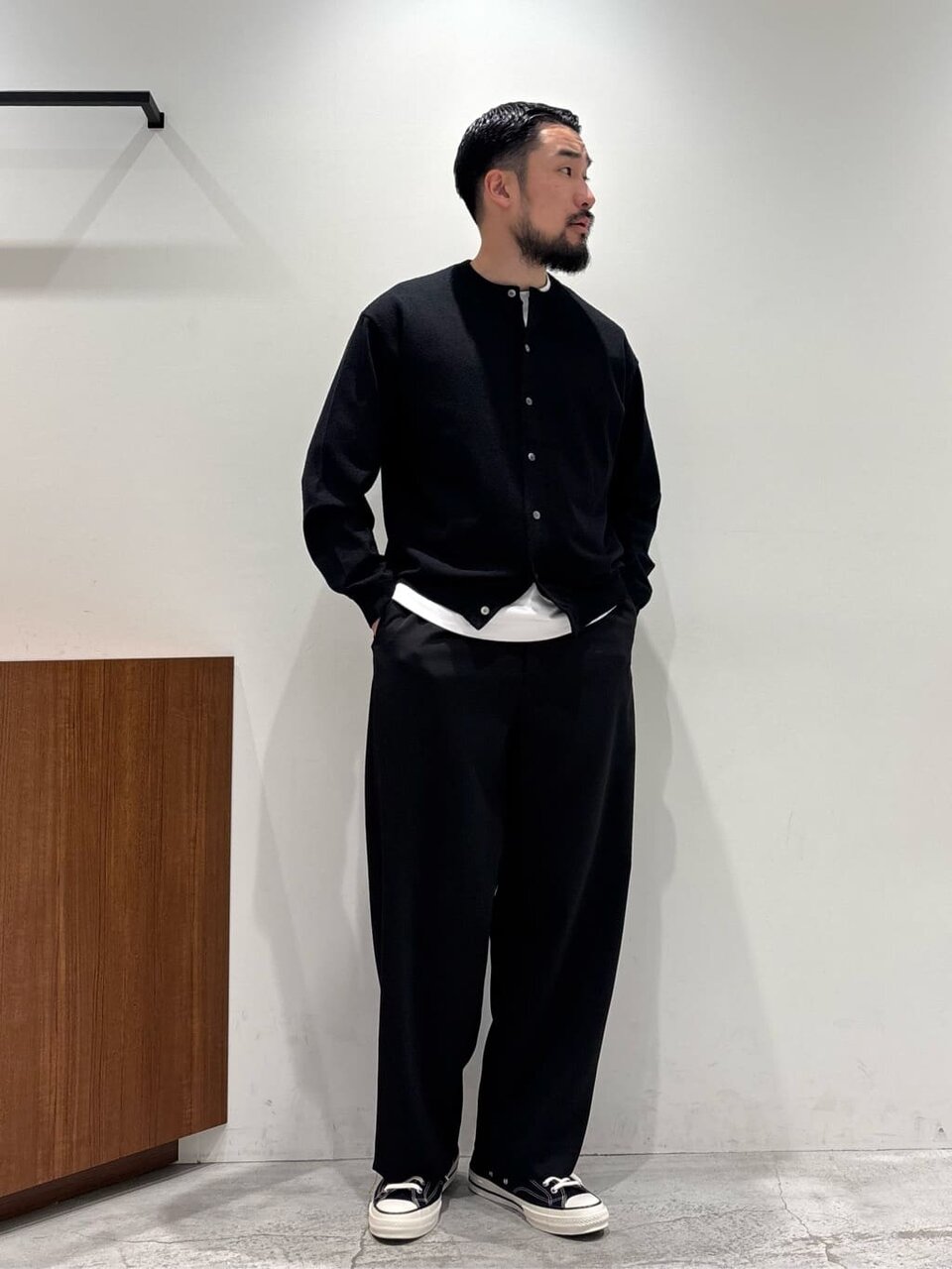クルーネックカーディガン×カーブパンツのコーデ
