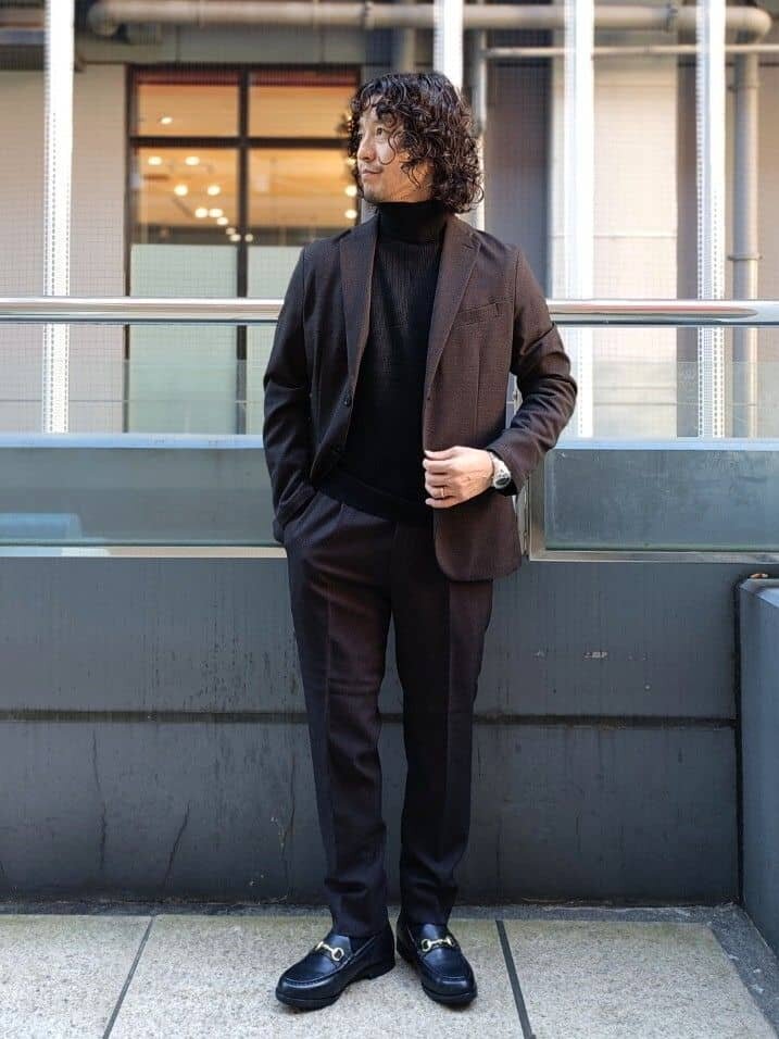 タートルネックニット×ジャケットのコーデ