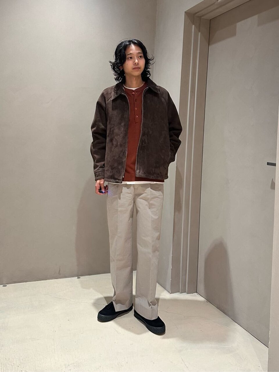 スエードブルゾン×チノパンツのコーデ