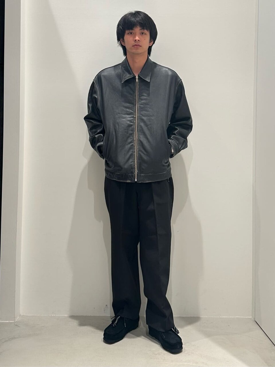 レザージャケット×スラックスのコーデ