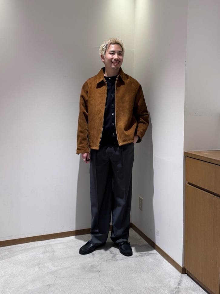 スエードブルゾン×スラックスのコーデ