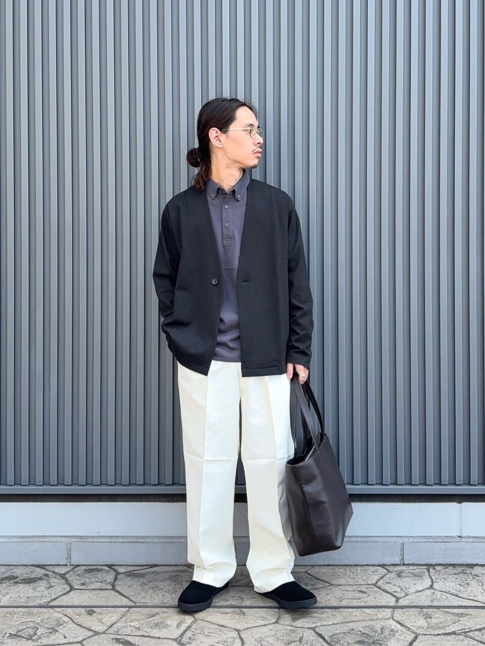 カーディガンとチノパンの秋服コーデの男性