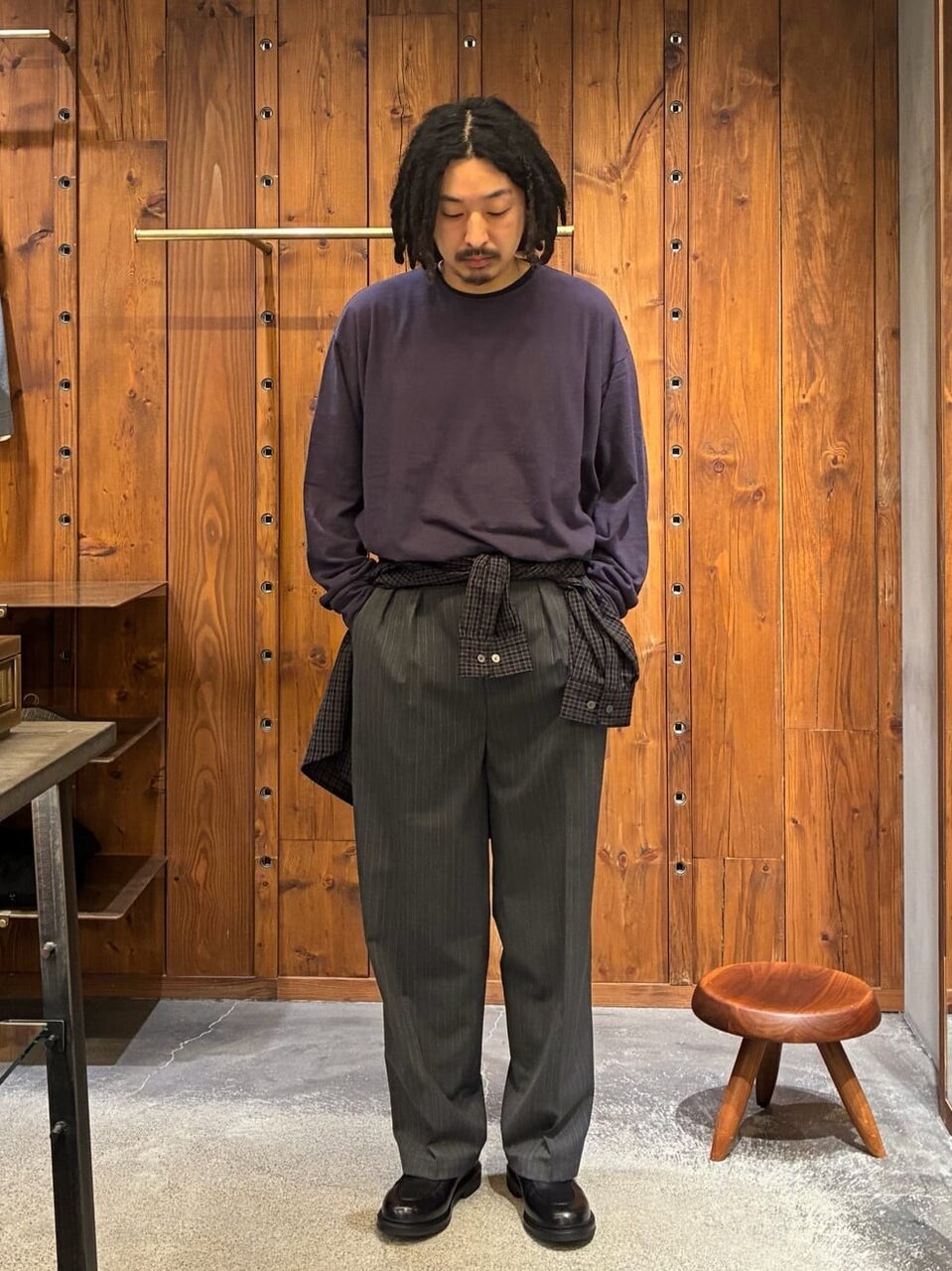 ロングTシャツとスラックスの秋服コーデの男性