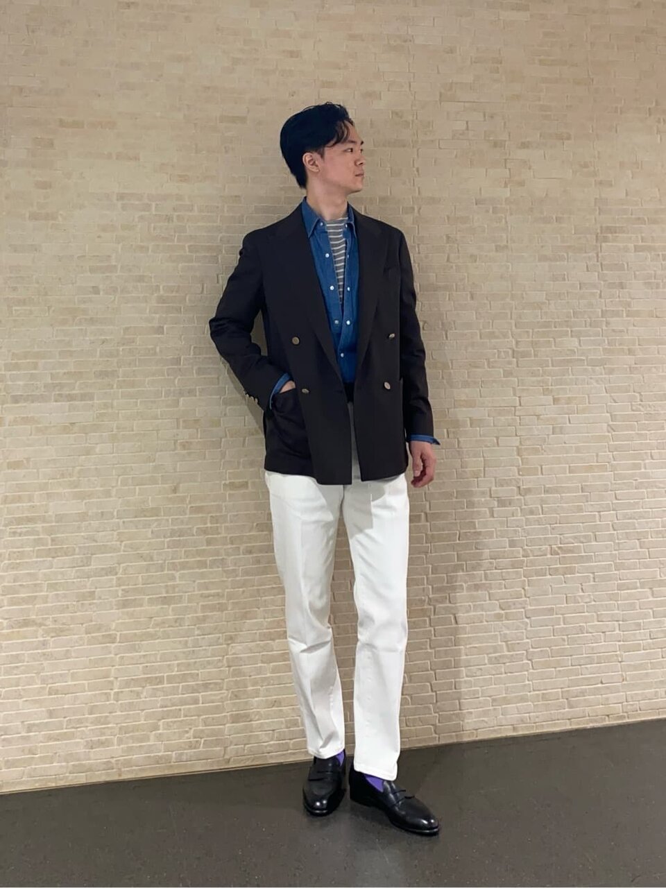 テーラードジャケットを使った秋服コーデの男性