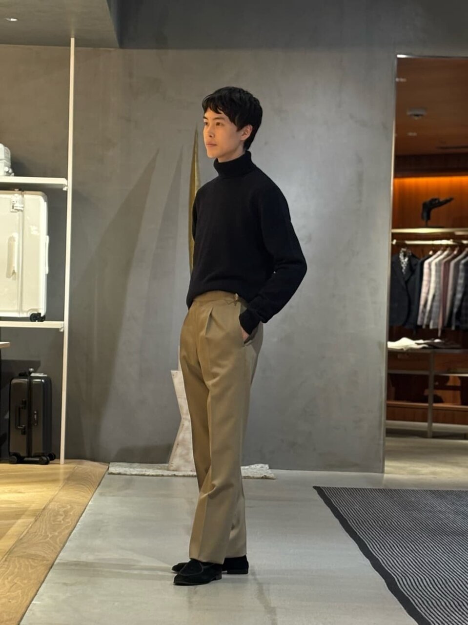 タートルネックニットを使った秋服コーデの男性