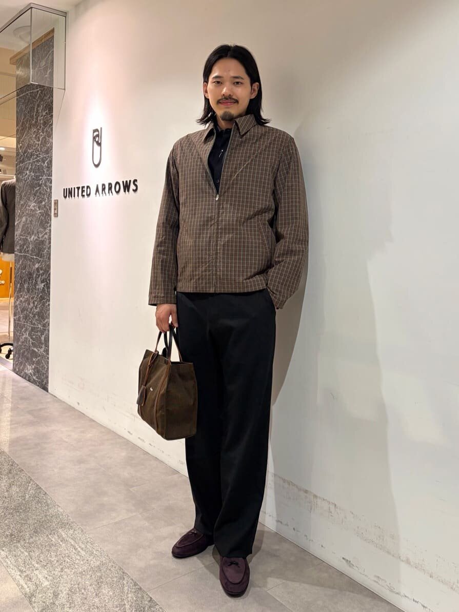チェック柄のブルゾンを使った秋服コーデの男性