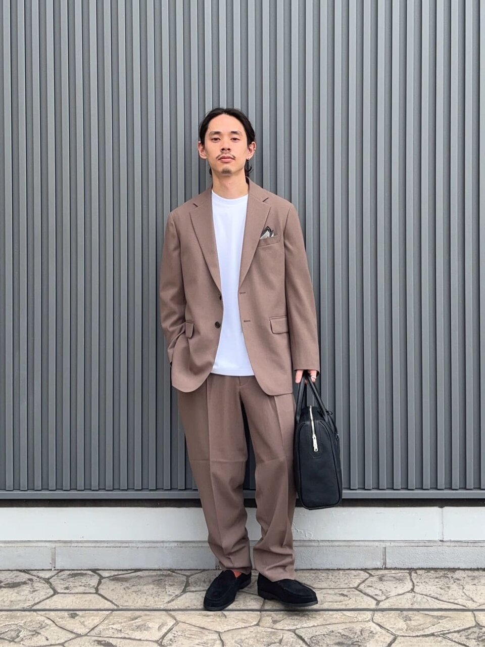 セットアップを使った秋服コーデの男性