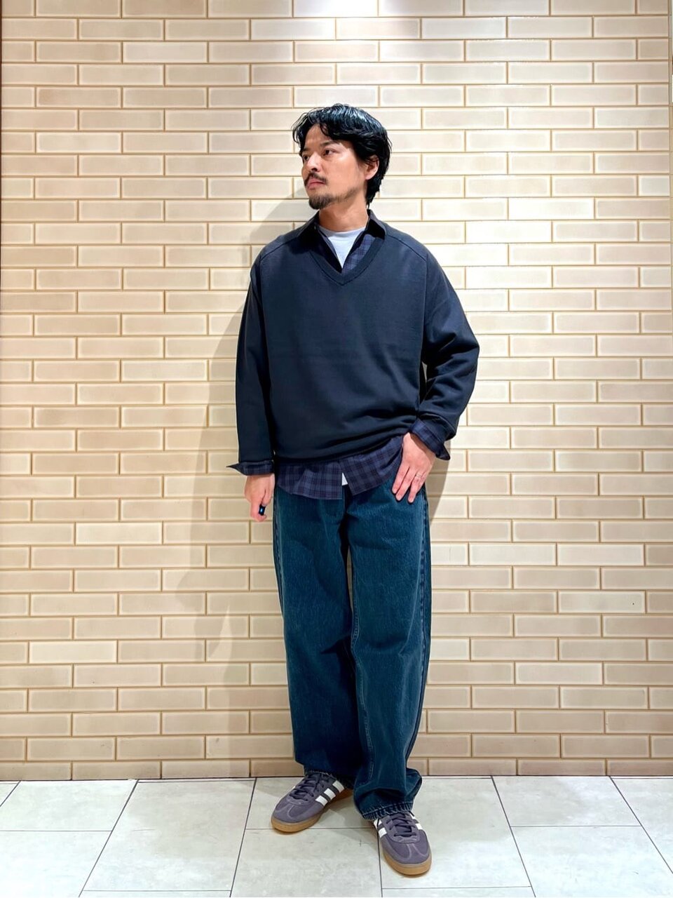 ニットを使った秋服コーデの男性