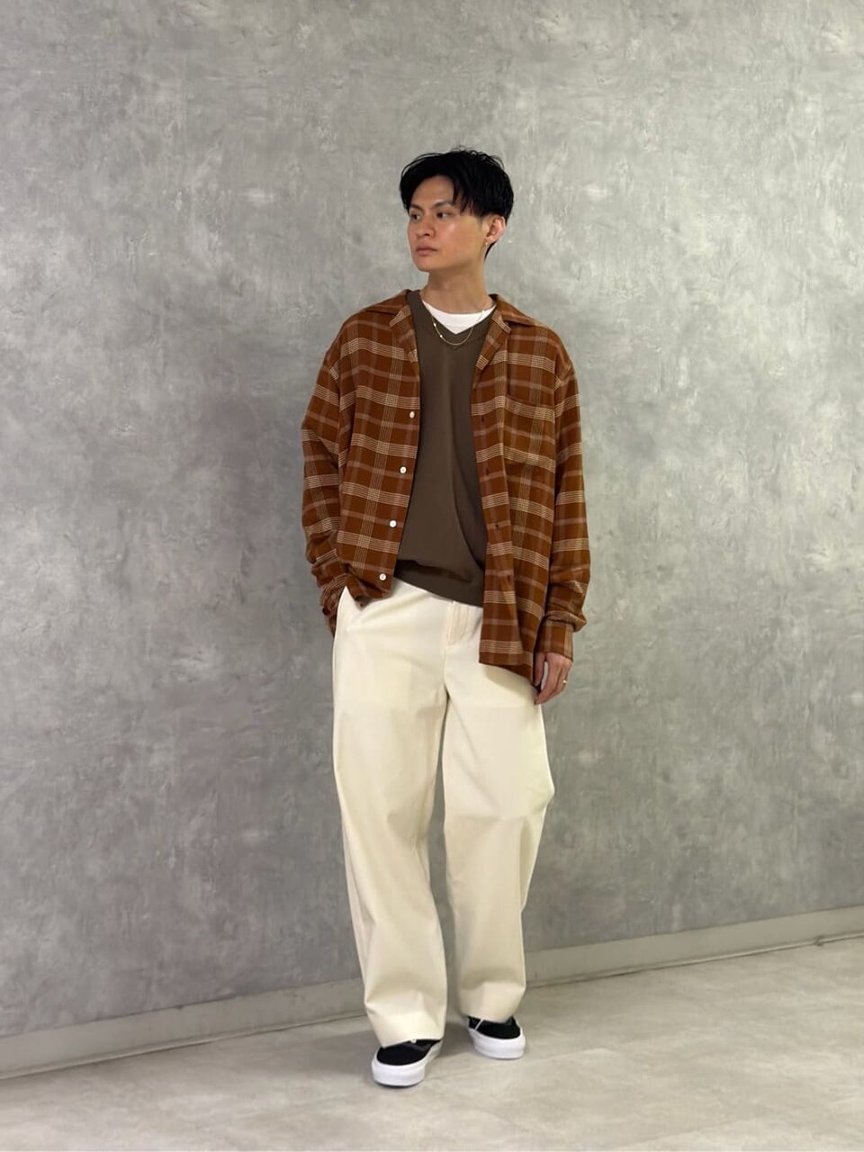 チェックシャツを使った秋服コーデの男性