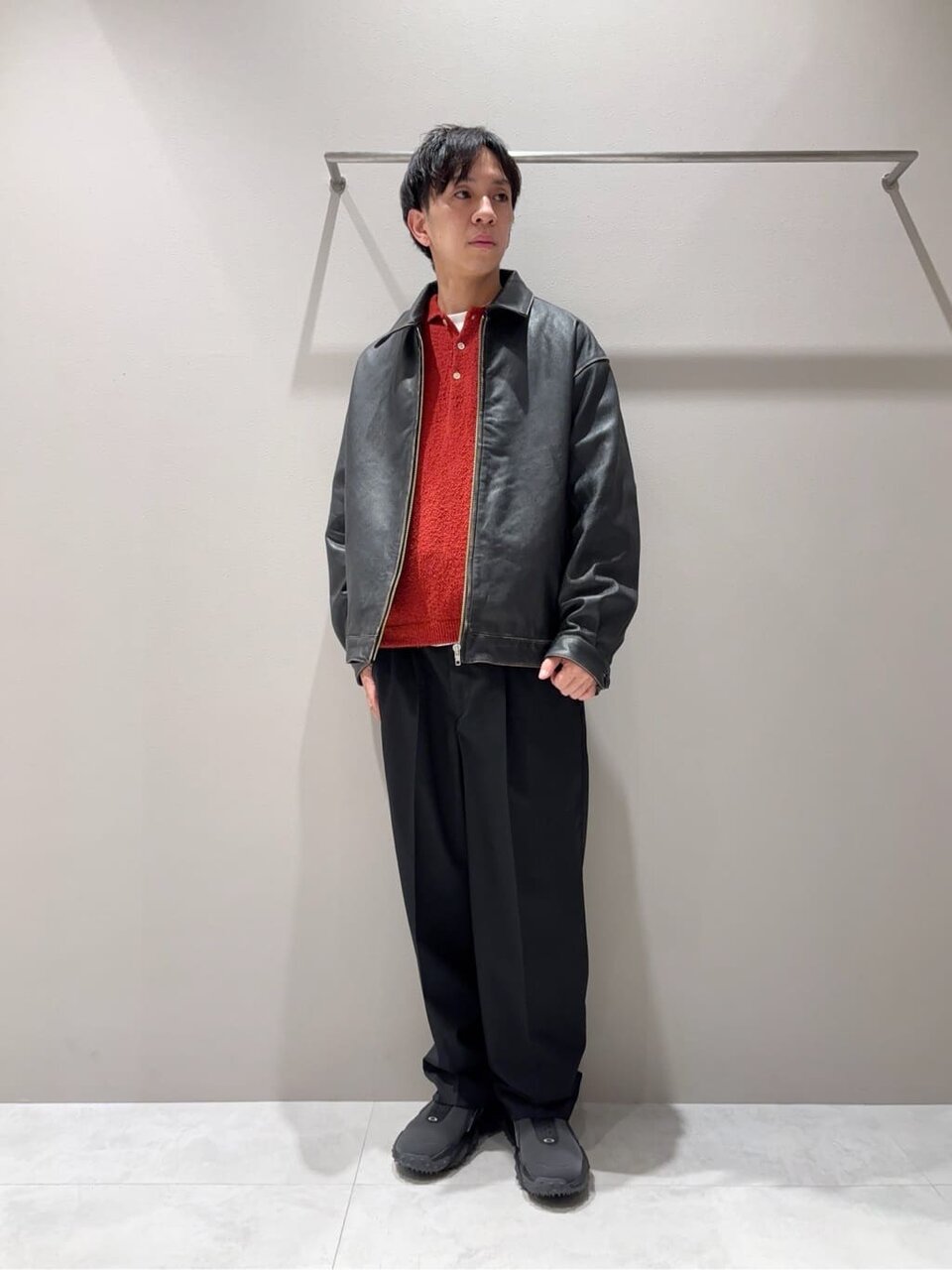 ニットとブルゾンの秋服コーデの男性