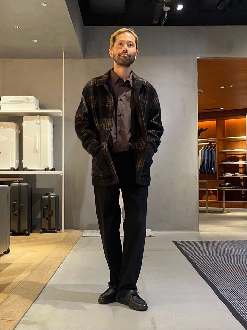 カバーオールを使った秋服コーデの男性