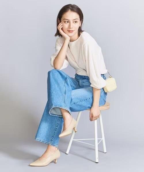 白のトップスとデニムを着た女性