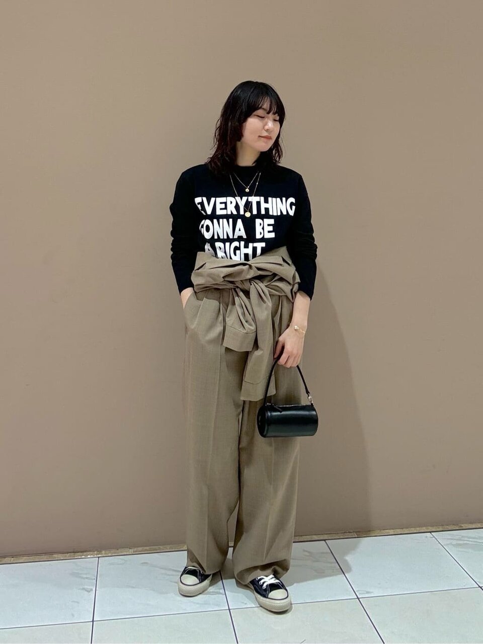 ロンTとオールインワンを着た女性