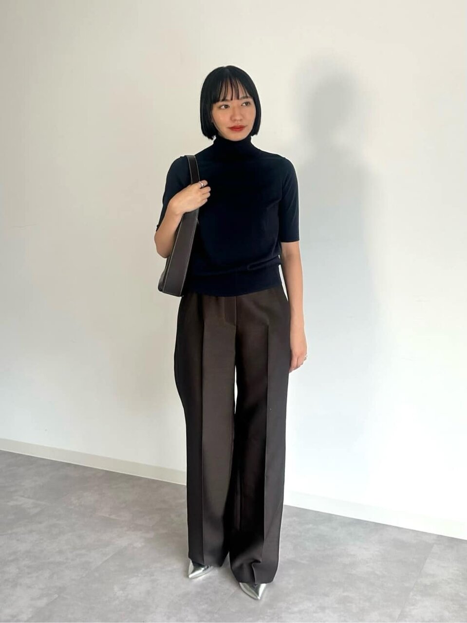 タートルネックとパンツを着た女性