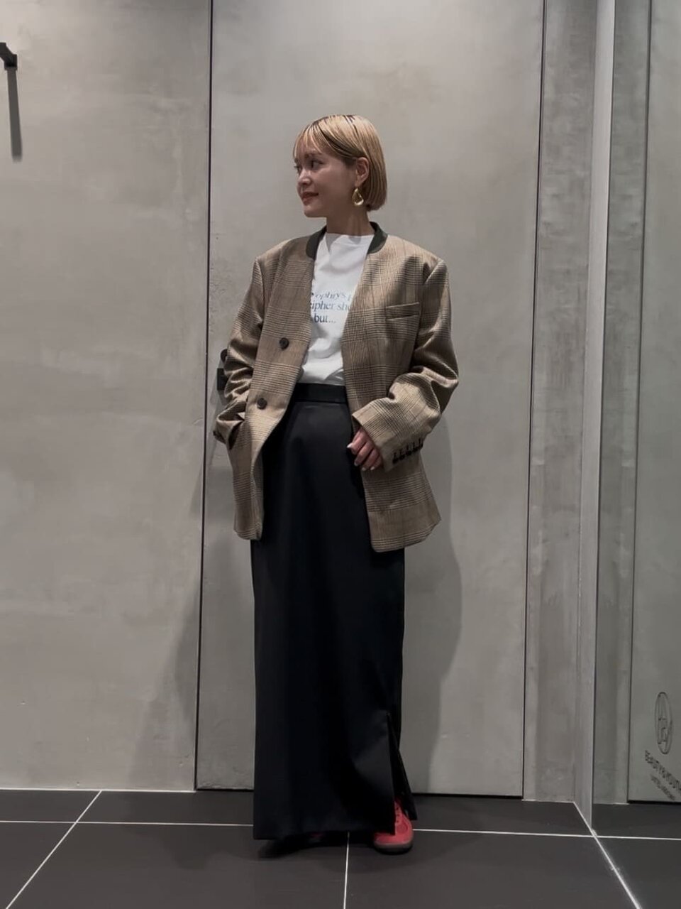 ノーカラージャケットとロングスカートを着た女性