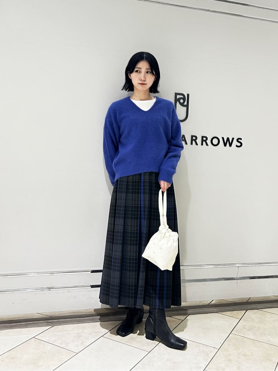ニットとスカートの30代女性コーデ