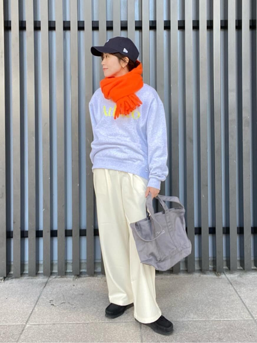 スウェットとワイドパンツの30代女性コーデ