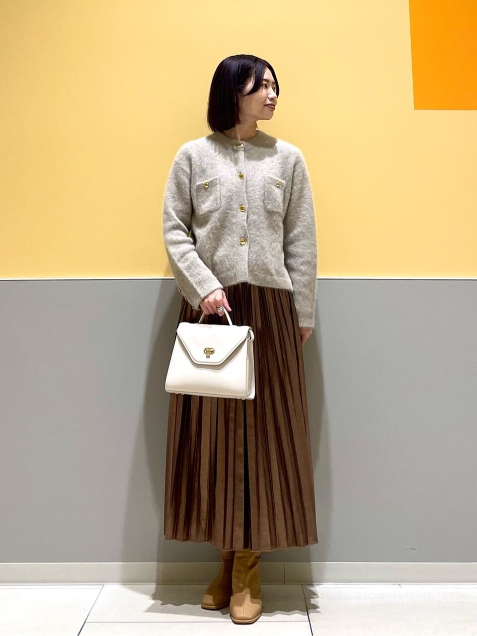 カーディガンとプリーツスカートの30代女性コーデ