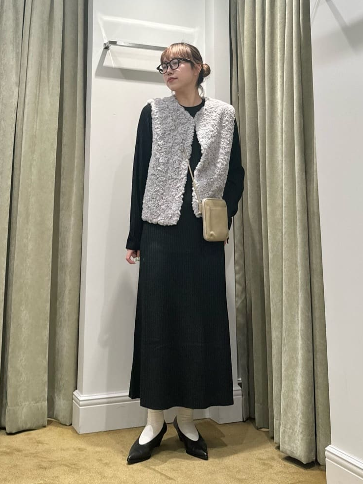 ワンピースとベストの30代女性コーデ