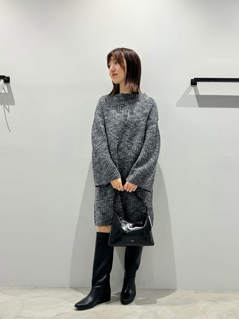 ニットワンピースとブーツの30代女性コーデ