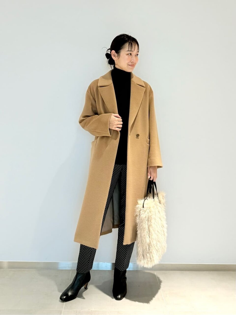 チエスターコートを着た女性