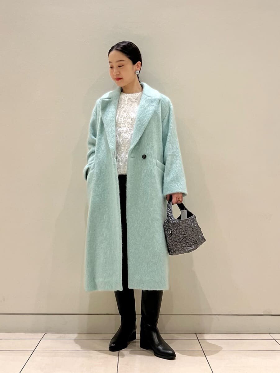 グリーンのコートを着た女性