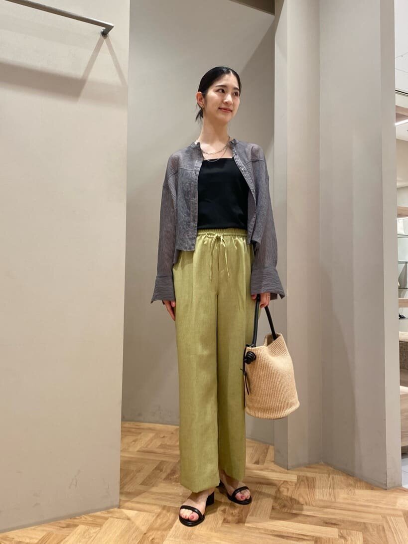 ジャケットとスカートの30代女性コーデ