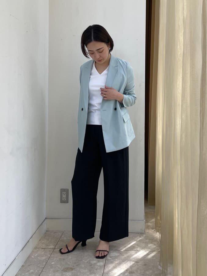 テーラードジャケットを着た女性