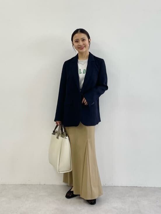 ジャケットとスカートの30代女性コーデ