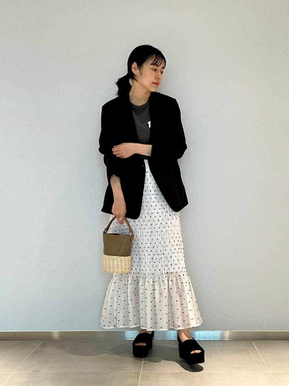 テーラードジャケットを着た女性