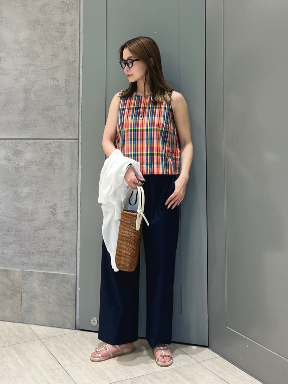 チェック柄のノースリーブトップスを着た女性