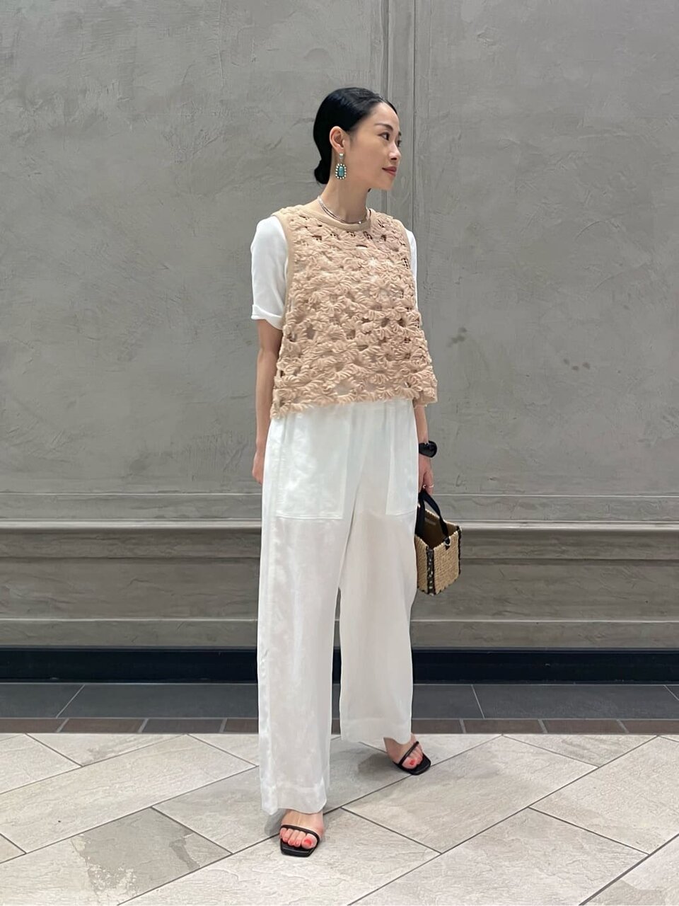 メッシュベストを着た女性