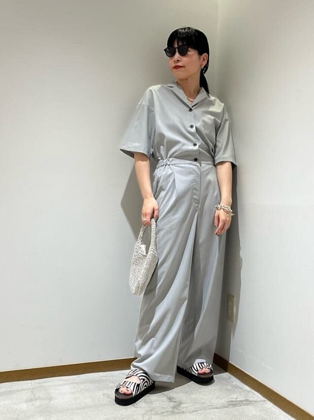 オールインワンを着た女性