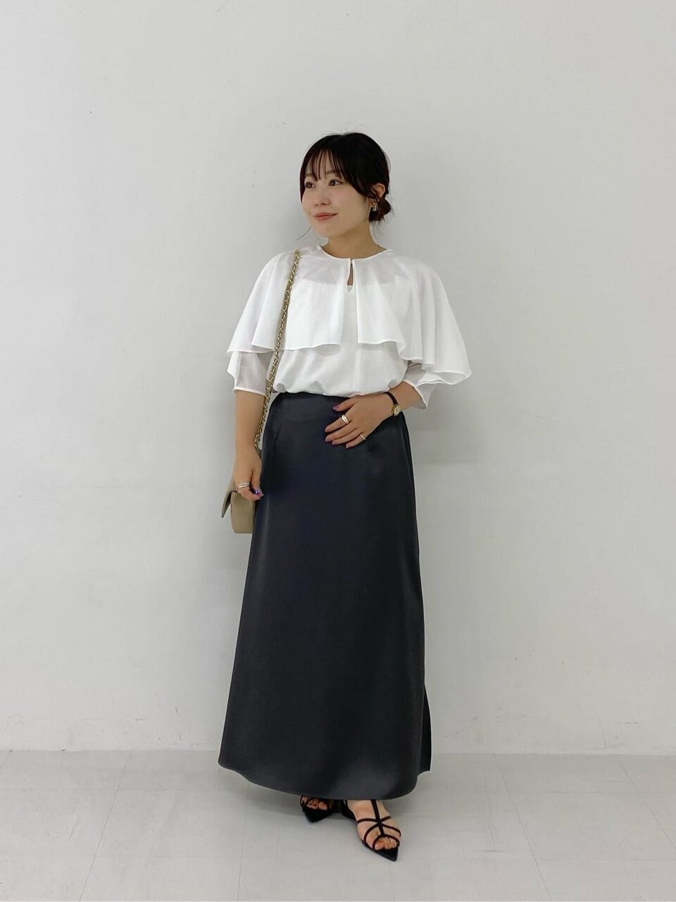 ブラウスとスカートの30代女性コーデ
