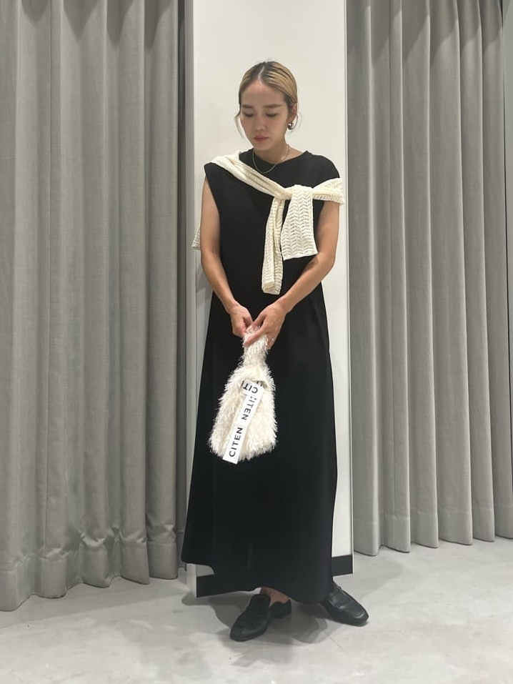 レースニットとワンピースの30代女性コーデ