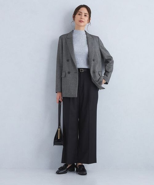 ジャケットを着た女性