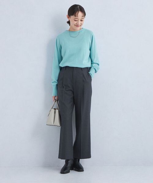 カシミヤ素材のニットを着た女性