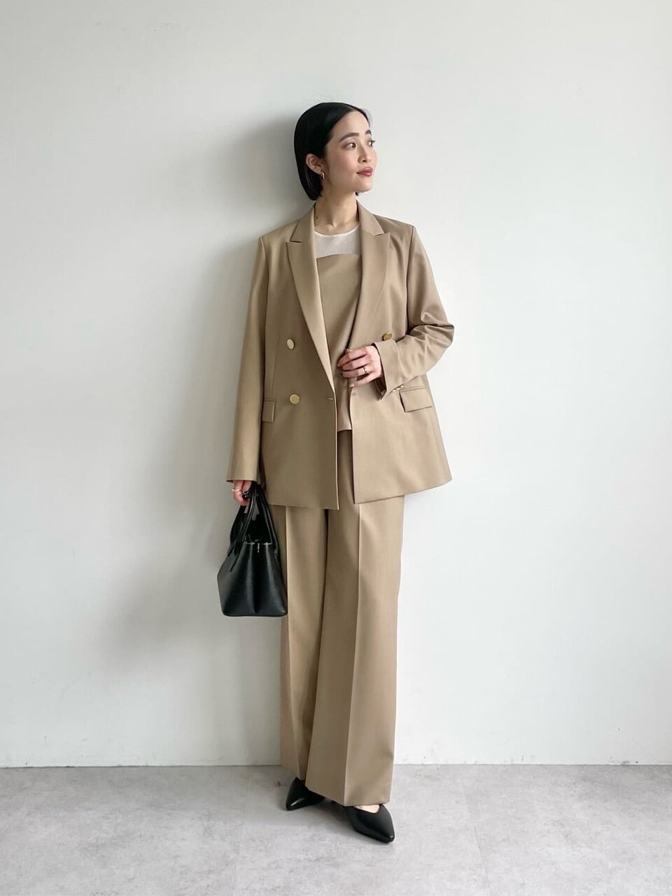 ベージュのジャケットを着た女性