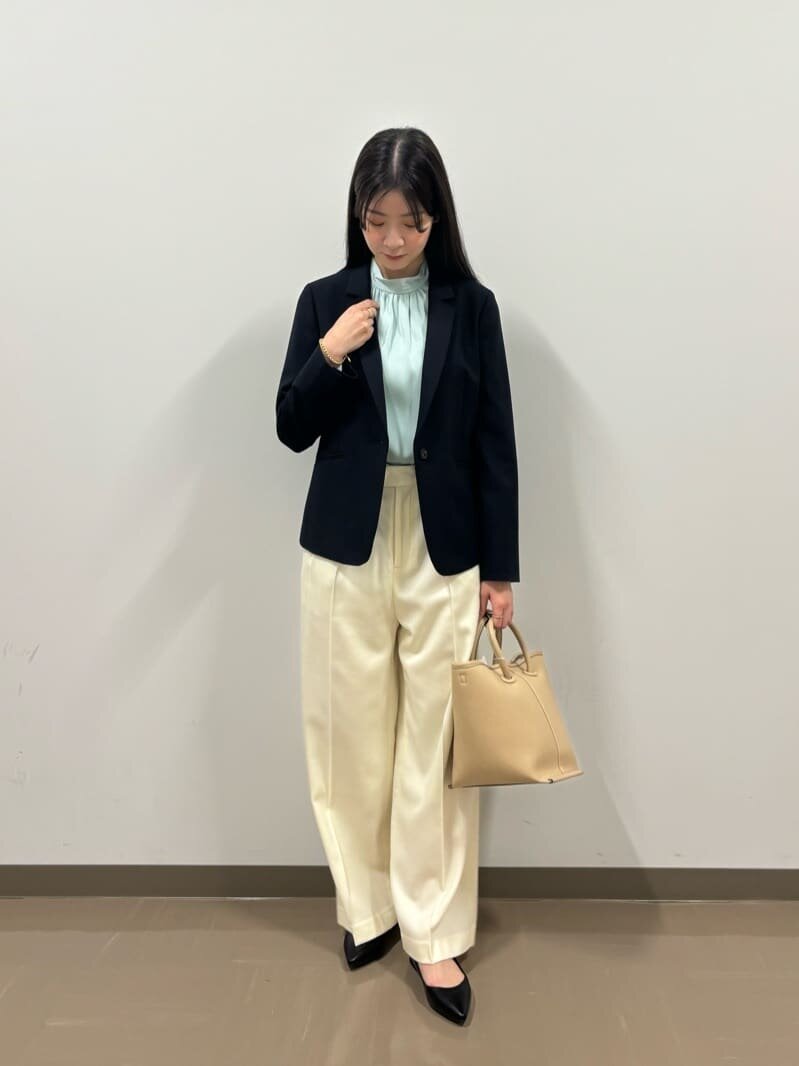 パンプスを履いた女性