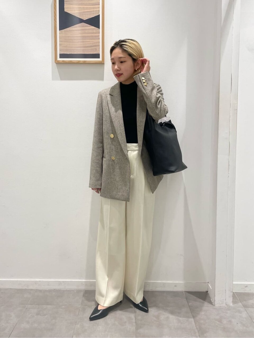 ダブルジャケットを着た女性