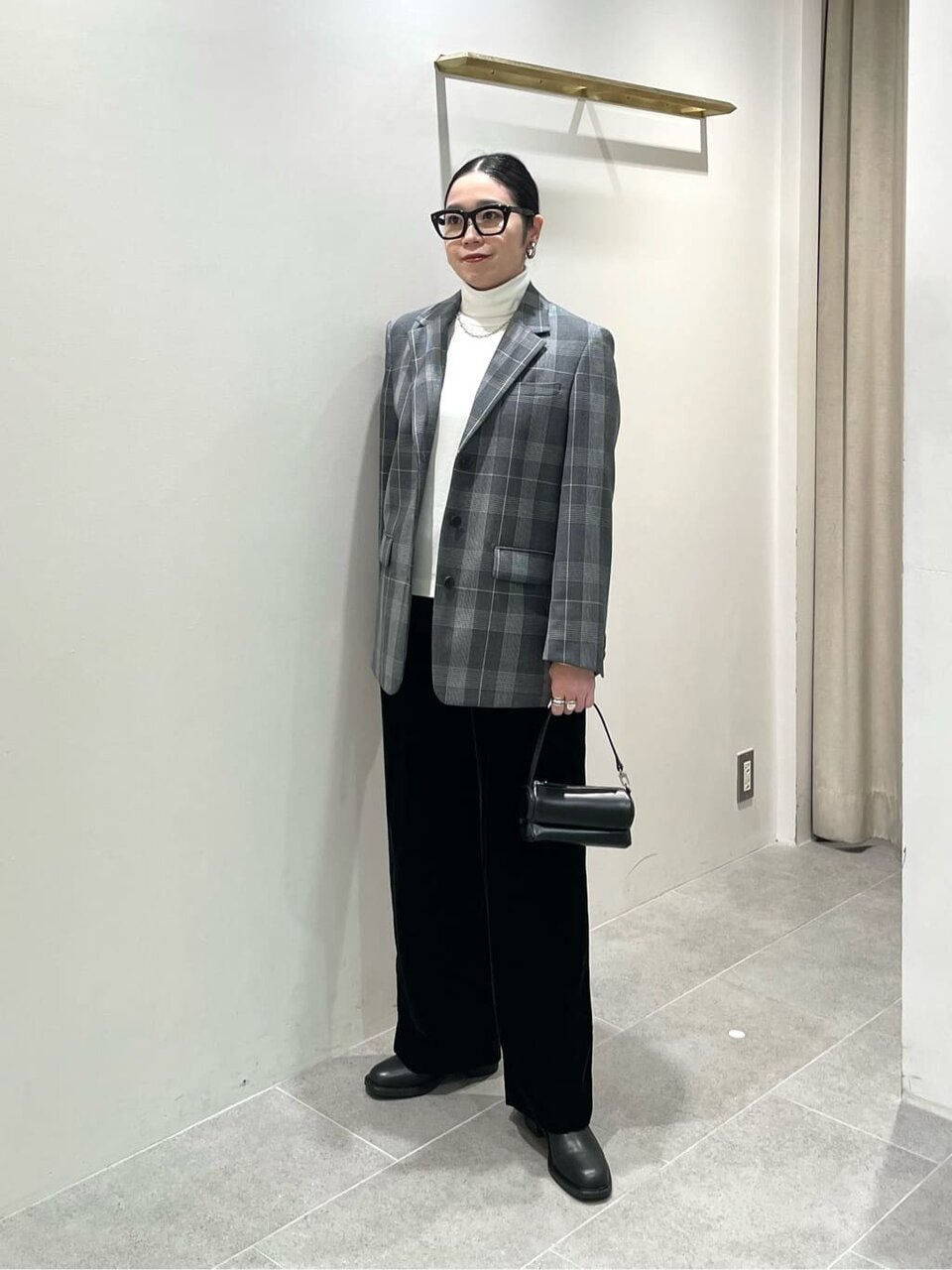 黒のパンツをはいた女性