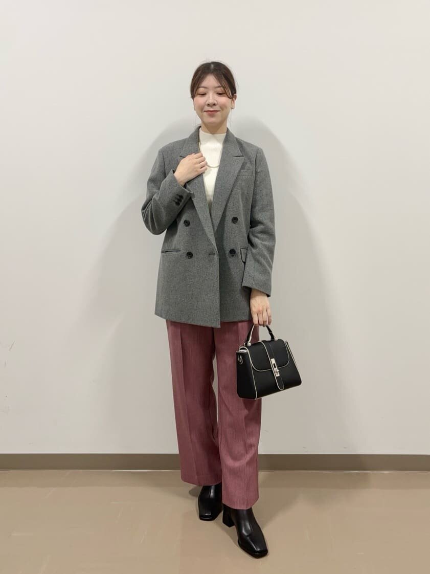 バッグを持った女性